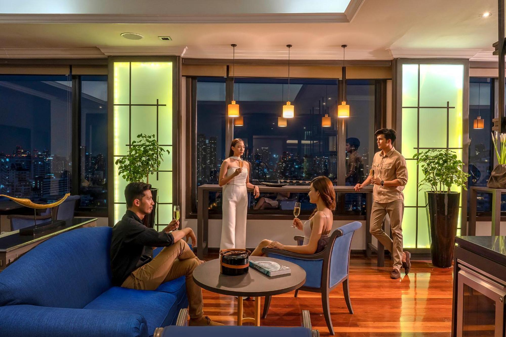 Grand Mercure Bangkok Atrium Dış mekan fotoğraf The Club at the Royal Paragon Hotel