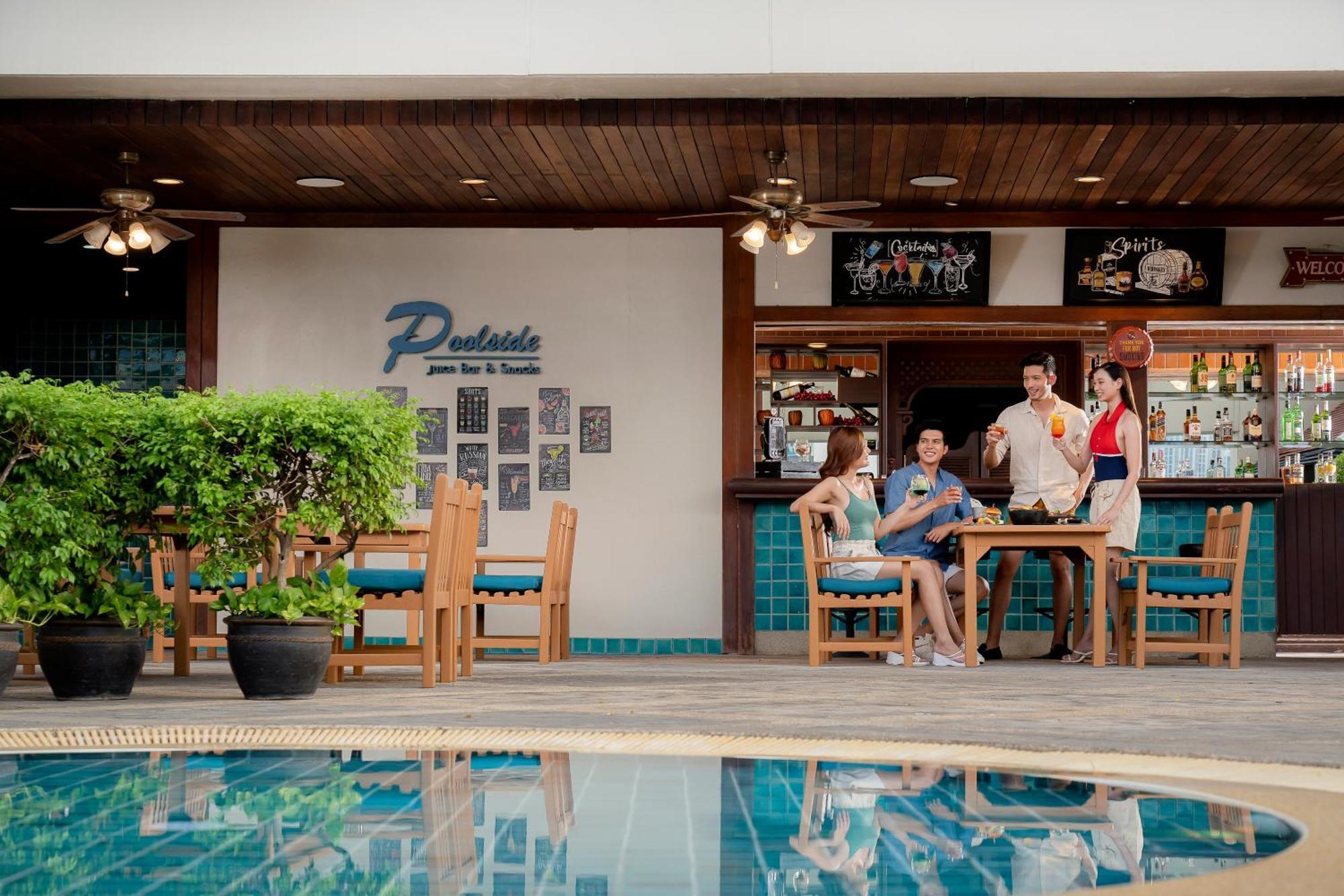 Grand Mercure Bangkok Atrium Dış mekan fotoğraf Poolside bar at the hotel