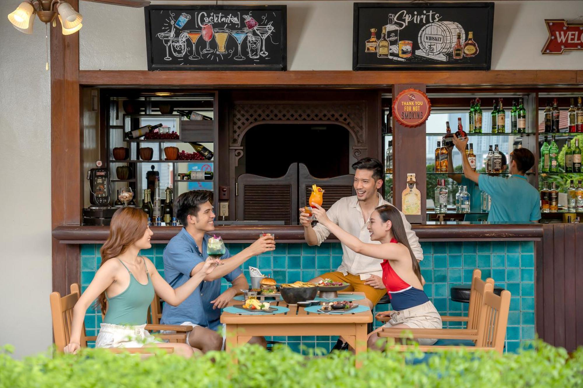 Grand Mercure Bangkok Atrium Dış mekan fotoğraf The bar at the pool