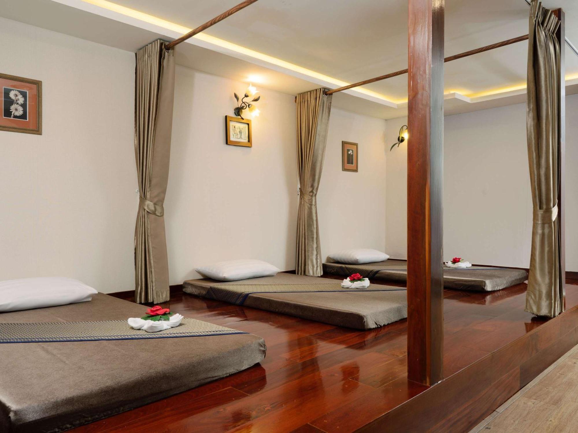 Grand Mercure Bangkok Atrium Dış mekan fotoğraf Thai massage beds